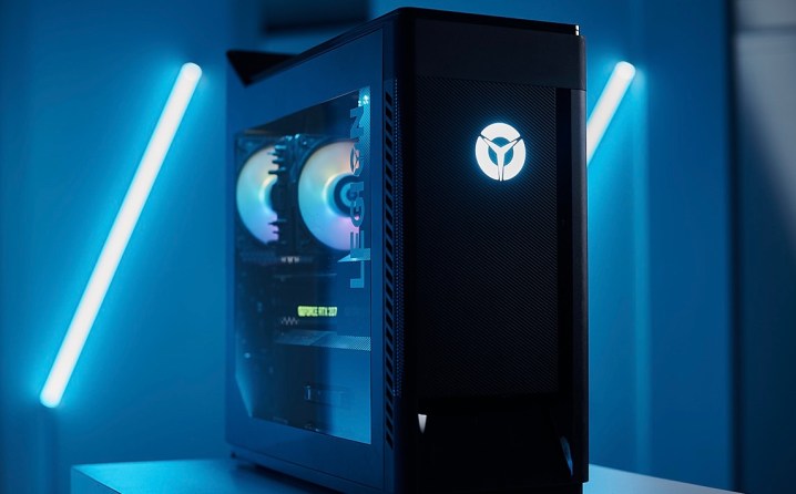 Máy tính chơi game Lenovo Legion Tower trên bàn.
