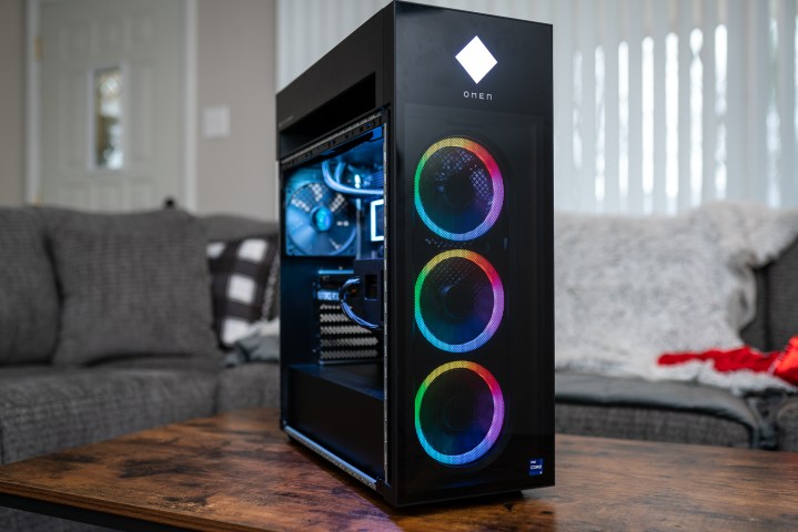 HP Omen 45L ngồi trên bàn.