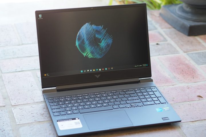 HP Victus được đặt bên ngoài đồng thời hiển thị phông nền hấp dẫn.