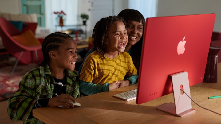Một gia đình đang xem iMac M3.