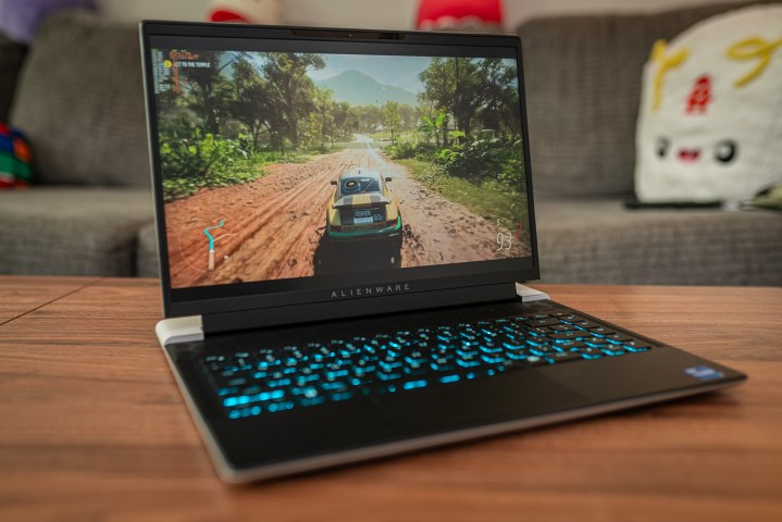 Forza Horizon 5 chạy trên Alienware x14 R2.