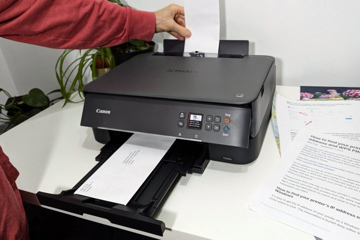 Alan Truly kiểm tra khả năng in phong bì của Pixma TS6420a.
