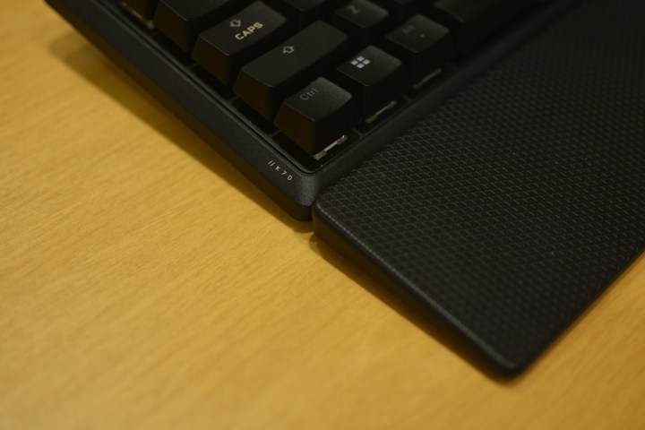 Kê tay trên bàn phím Corsair K70 Core.