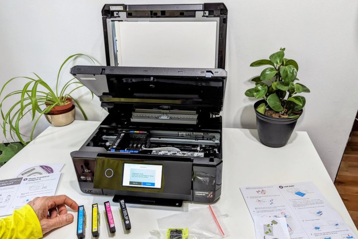 Epson's Expression Premium XP-7100 yêu cầu bốn hộp mực màu và một hộp mực đen.