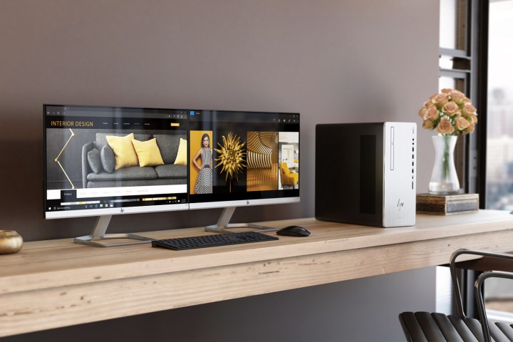 PC HP được kết nối với màn hình.