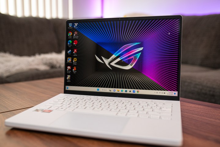 Asus ROG Zephyrus G14 2023 mặt trước hiển thị màn hình và bàn phím.