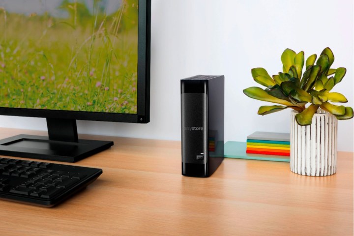 Ổ cứng ngoài WD Easystore bên cạnh máy tính để bàn.