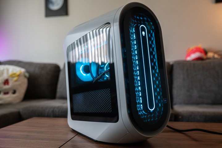 Alienware Aurora R15 được đặt ở một góc trên bàn.