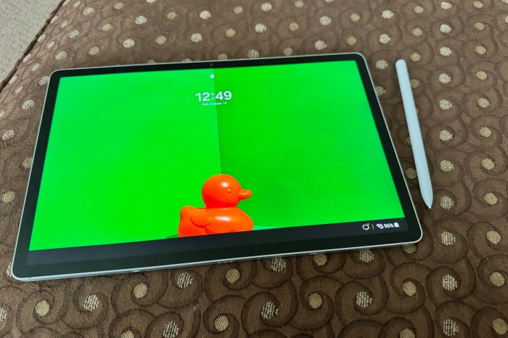 Một chiếc Samsung Galaxy Tab S9 FE+ xuất hiện trên một món đồ nội thất có bút S Pen bên cạnh.