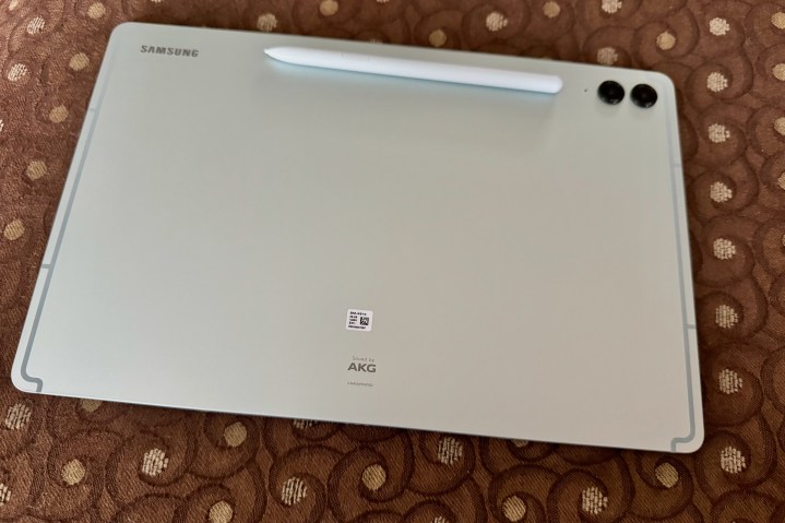 Mặt sau của Samsung Galaxy Tab S9 FE+ màu bạc hà.